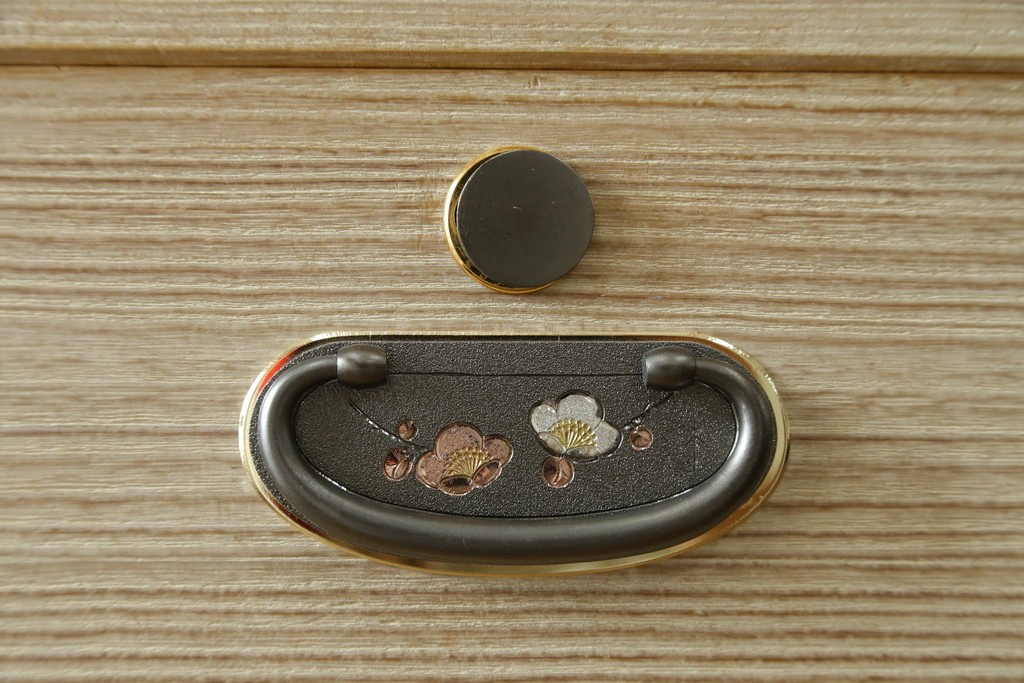 中古　伝統工芸士 坂内純一作　梅の花文様の金具が上品な重ね加茂桐箪笥　(R-091549)