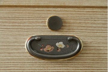 中古　伝統工芸士 坂内純一作　梅の花文様の金具が上品な重ね加茂桐箪笥　(R-091549)