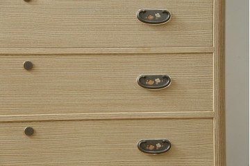 中古　伝統工芸士 坂内純一作　梅の花文様の金具が上品な重ね加茂桐箪笥　(R-091549)