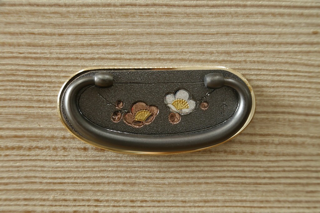 中古　伝統工芸士 坂内純一作　梅の花文様の金具が上品な重ね加茂桐箪笥　(R-091549)