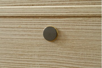 中古　伝統工芸士 坂内純一作　梅の花文様の金具が上品な重ね加茂桐箪笥　(R-091549)