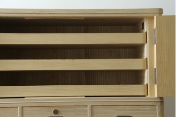 《天板取り付け加工費込み》　中古　伝統工芸士 坂内純一作　加茂桐箪笥　梅の花文様の金具が上品な着物箪笥　(R-091550)