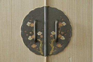 《天板取り付け加工費込み》　中古　伝統工芸士 坂内純一作　加茂桐箪笥　梅の花文様の金具が上品な着物箪笥　(R-091550)