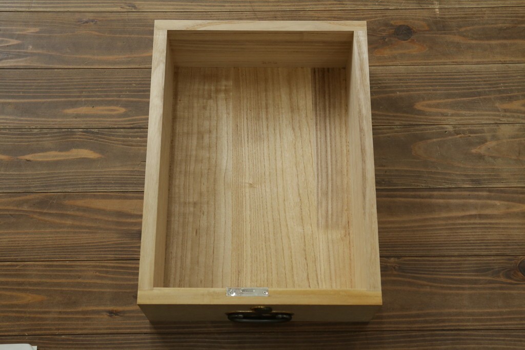 《天板取り付け加工費込み》　中古　伝統工芸士 坂内純一作　梅文様の金具と大小の引き出しを備えた加茂桐箪笥ローチェスト　(R-091551)