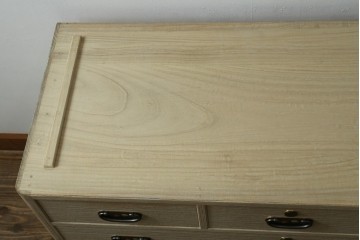 《天板取り付け加工費込み》　中古　伝統工芸士 坂内純一作　梅文様の金具と大小の引き出しを備えた加茂桐箪笥ローチェスト　(R-091551)