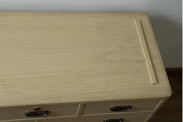 《天板取り付け加工費込み》　中古　伝統工芸士 坂内純一作　梅文様の金具と大小の引き出しを備えた加茂桐箪笥ローチェスト　(R-091551)