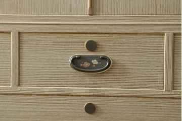 《天板取り付け加工費込み》　中古　伝統工芸士 坂内純一作　梅文様の金具と大小の引き出しを備えた加茂桐箪笥ローチェスト　(R-091551)