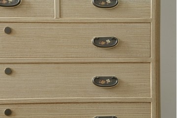《天板取り付け加工費込み》　中古　伝統工芸士 坂内純一作　梅文様の金具と大小の引き出しを備えた加茂桐箪笥ローチェスト　(R-091551)