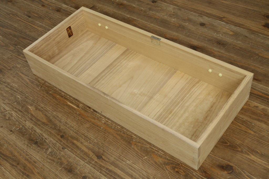 《天板取り付け加工費込み》　中古　伝統工芸士 坂内純一作　梅文様の金具が上品な加茂桐箪笥ローチェスト　(R-091552)
