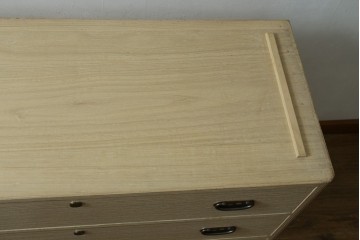 《天板取り付け加工費込み》　中古　伝統工芸士 坂内純一作　梅文様の金具が上品な加茂桐箪笥ローチェスト　(R-091552)