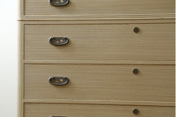 《天板取り付け加工費込み》　中古　伝統工芸士 坂内純一作　梅文様の金具が上品な加茂桐箪笥ローチェスト　(R-091552)