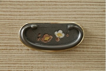 《天板取り付け加工費込み》　中古　伝統工芸士 坂内純一作　梅文様の金具が上品な加茂桐箪笥ローチェスト　(R-091552)