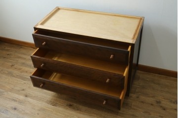 《天板取り付け加工費込み》　中古　松本民芸家具　深みのある色合いと木目が上品な3段ローチェスト　(R-091556)