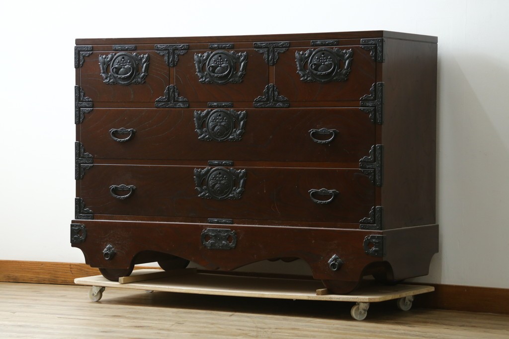 中古　南部箪笥　欅(ケヤキ)材　桐紋の飾り金具が美しい車箪笥　(R-091558)