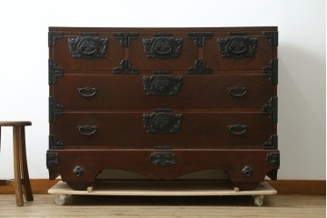 中古　南部箪笥　欅(ケヤキ)材　桐紋の飾り金具が美しい車箪笥　(R-091558)