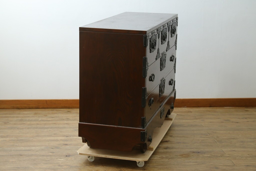 中古　南部箪笥　欅(ケヤキ)材　桐紋の飾り金具が美しい車箪笥　(R-091558)