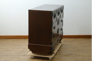 中古　南部箪笥　欅(ケヤキ)材　桐紋の飾り金具が美しい車箪笥　(R-091558)