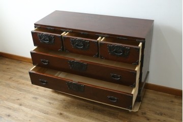 中古　南部箪笥　欅(ケヤキ)材　桐紋の飾り金具が美しい車箪笥　(R-091558)