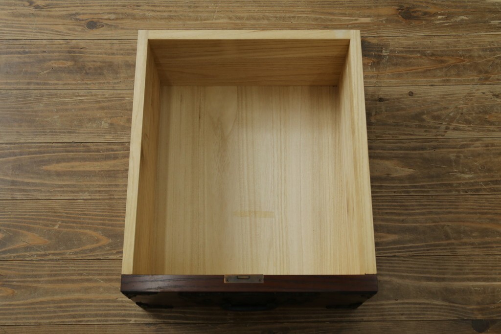 中古　南部箪笥　欅(ケヤキ)材　桐紋の飾り金具が美しい車箪笥　(R-091558)