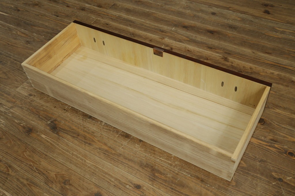 中古　南部箪笥　欅(ケヤキ)材　桐紋の飾り金具が美しい車箪笥　(R-091558)