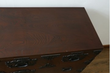 中古　南部箪笥　欅(ケヤキ)材　桐紋の飾り金具が美しい車箪笥　(R-091558)