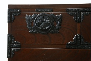 中古　南部箪笥　欅(ケヤキ)材　桐紋の飾り金具が美しい車箪笥　(R-091558)
