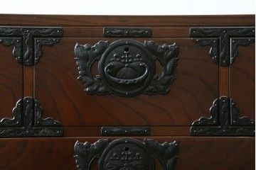 中古　南部箪笥　欅(ケヤキ)材　桐紋の飾り金具が美しい車箪笥　(R-091558)