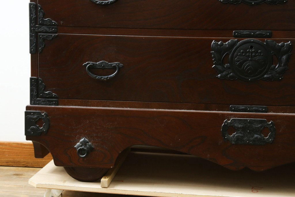 中古　南部箪笥　欅(ケヤキ)材　桐紋の飾り金具が美しい車箪笥　(R-091558)
