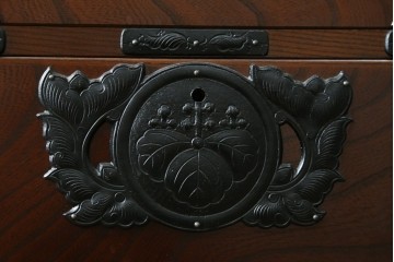 中古　南部箪笥　欅(ケヤキ)材　桐紋の飾り金具が美しい車箪笥　(R-091558)