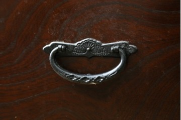 中古　南部箪笥　欅(ケヤキ)材　桐紋の飾り金具が美しい車箪笥　(R-091558)