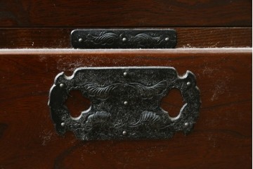 中古　南部箪笥　欅(ケヤキ)材　桐紋の飾り金具が美しい車箪笥　(R-091558)