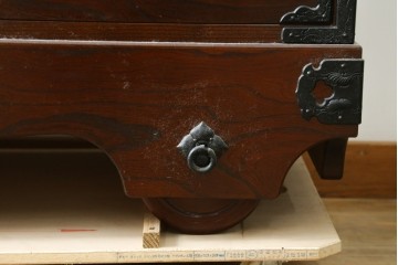 中古　南部箪笥　欅(ケヤキ)材　桐紋の飾り金具が美しい車箪笥　(R-091558)