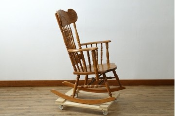 中古　美品　Shin-Lee(シンリー)　細やかな彫刻とスピンドル装飾が華やかなロッキングチェア　(R-091561)