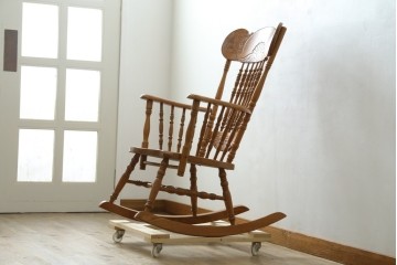 中古　美品　Shin-Lee(シンリー)　細やかな彫刻とスピンドル装飾が華やかなロッキングチェア　(R-091561)
