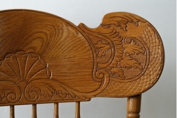 中古　美品　Shin-Lee(シンリー)　細やかな彫刻とスピンドル装飾が華やかなロッキングチェア　(R-091561)