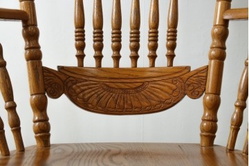 中古　美品　Shin-Lee(シンリー)　細やかな彫刻とスピンドル装飾が華やかなロッキングチェア　(R-091561)