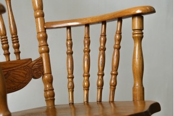 中古　美品　Shin-Lee(シンリー)　細やかな彫刻とスピンドル装飾が華やかなロッキングチェア　(R-091561)