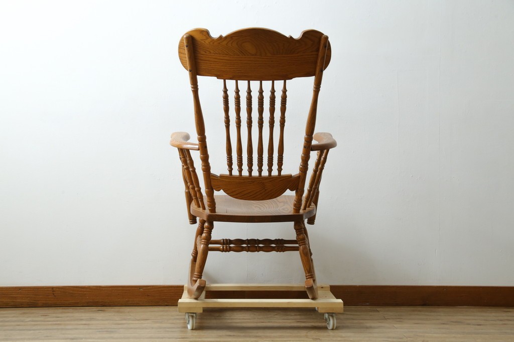 中古　美品　Shin-Lee(シンリー)　細やかな彫刻とスピンドル装飾が華やかなロッキングチェア　(R-091561)
