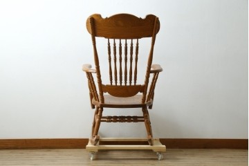 中古　美品　Shin-Lee(シンリー)　細やかな彫刻とスピンドル装飾が華やかなロッキングチェア　(R-091561)
