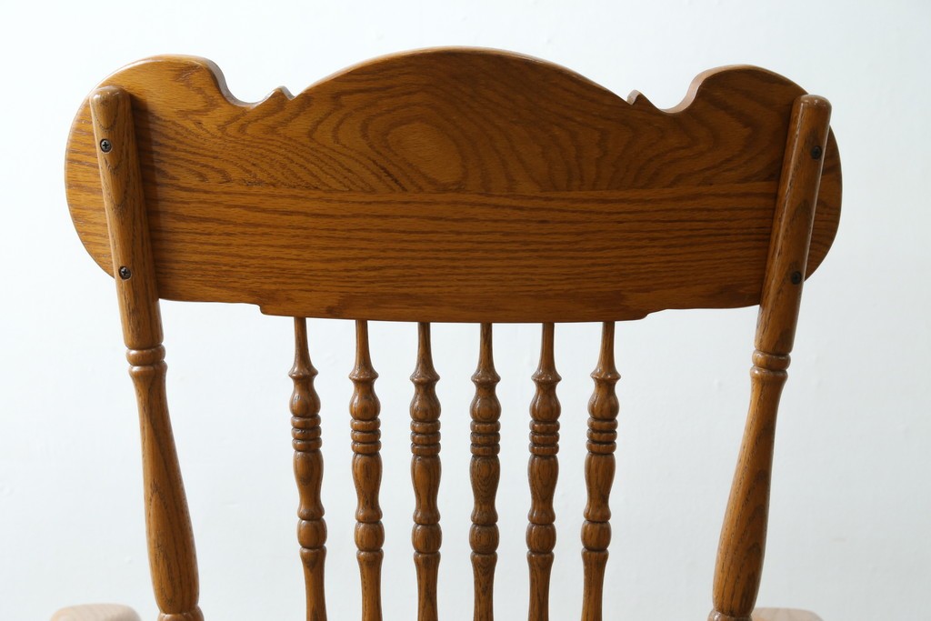 中古　美品　Shin-Lee(シンリー)　細やかな彫刻とスピンドル装飾が華やかなロッキングチェア　(R-091561)