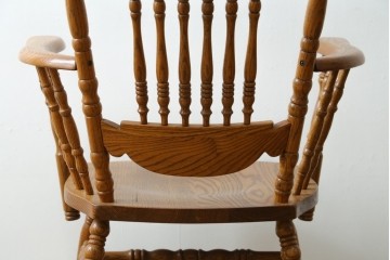 中古　美品　Shin-Lee(シンリー)　細やかな彫刻とスピンドル装飾が華やかなロッキングチェア　(R-091561)
