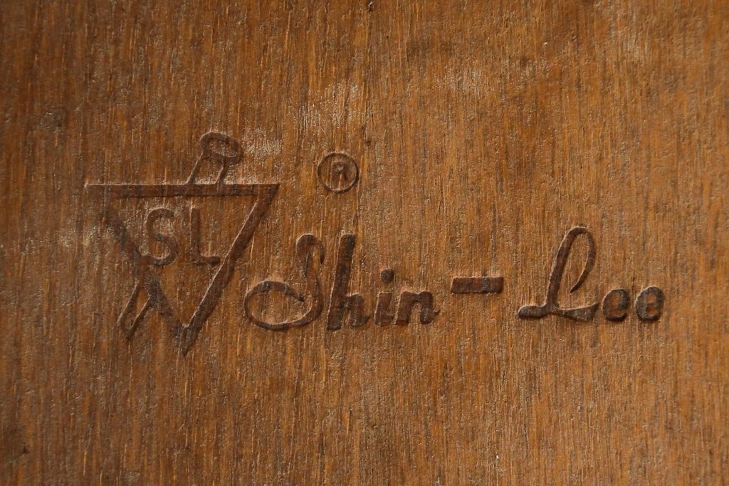 中古　美品　Shin-Lee(シンリー)　細やかな彫刻とスピンドル装飾が華やかなロッキングチェア　(R-091561)