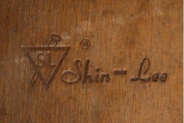 中古　美品　Shin-Lee(シンリー)　細やかな彫刻とスピンドル装飾が華やかなロッキングチェア　(R-091561)