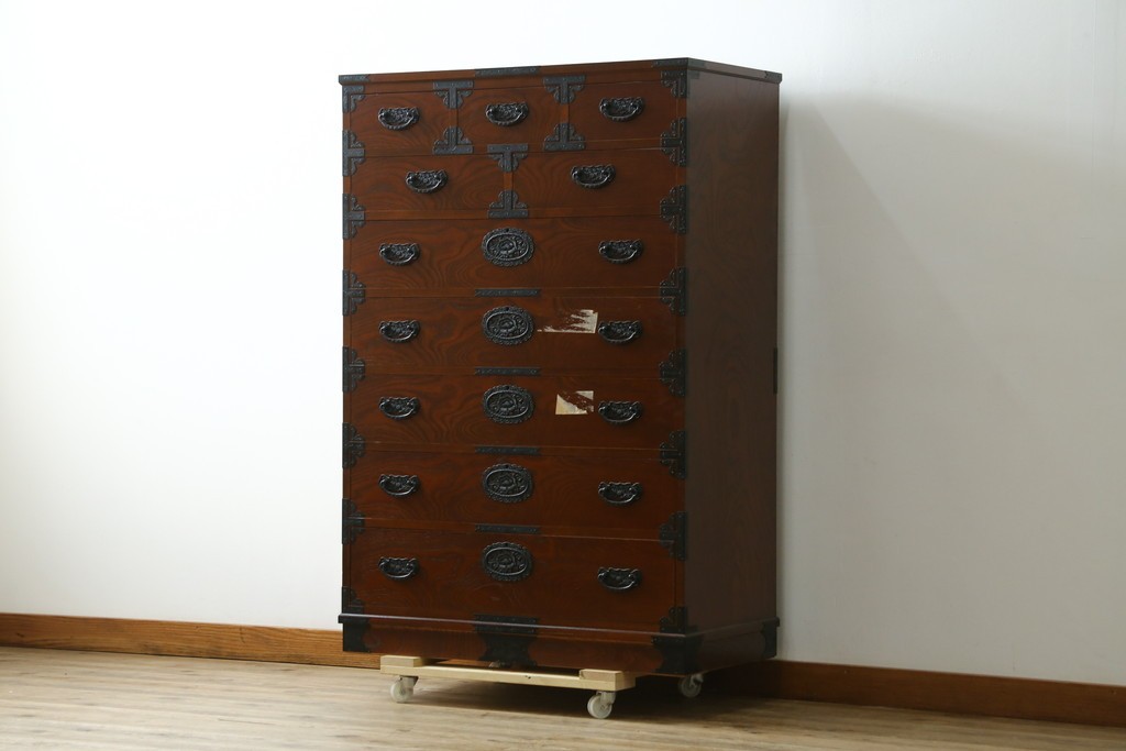 中古　豊かな木目と牡丹文様の飾り金具が目を引く民芸箪笥　(R-091562)