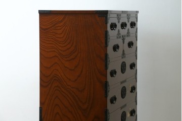 中古　豊かな木目と牡丹文様の飾り金具が目を引く民芸箪笥　(R-091562)