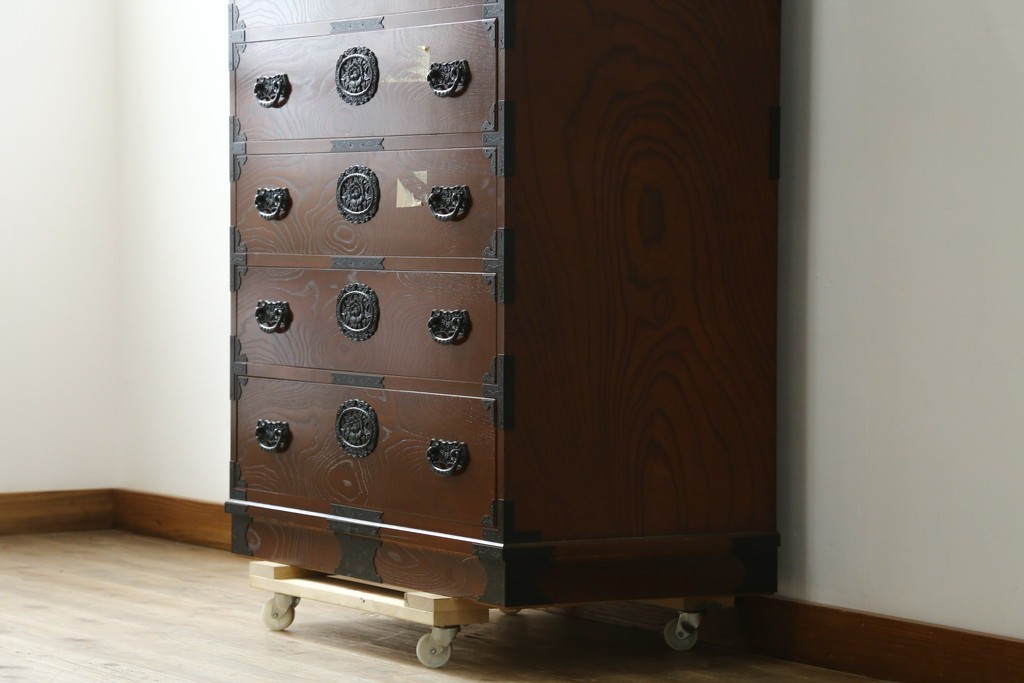 中古　豊かな木目と牡丹文様の飾り金具が目を引く民芸箪笥　(R-091562)