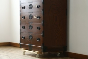 中古　豊かな木目と牡丹文様の飾り金具が目を引く民芸箪笥　(R-091562)