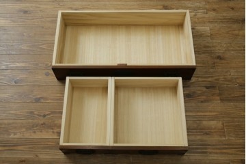 中古　豊かな木目と牡丹文様の飾り金具が目を引く民芸箪笥　(R-091562)