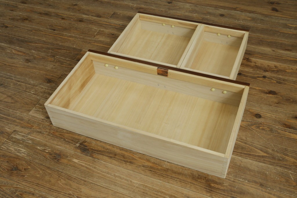中古　豊かな木目と牡丹文様の飾り金具が目を引く民芸箪笥　(R-091562)