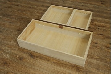 中古　豊かな木目と牡丹文様の飾り金具が目を引く民芸箪笥　(R-091562)